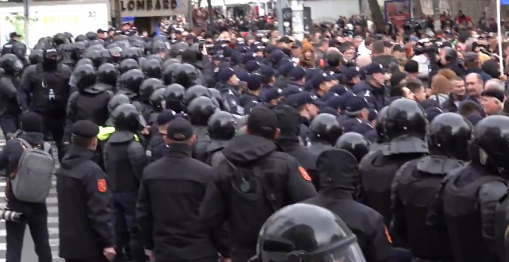 Abuzuri fără precedent! Liderii protestului național, reținuți de poliție